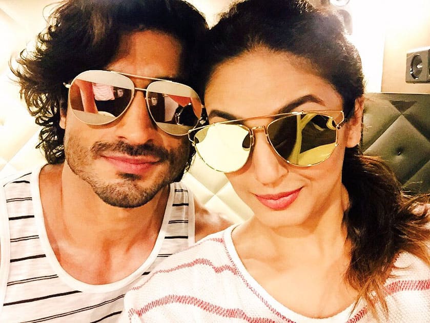 The Gold Glare Selfie !! such posers @VidyutJammwal and Moi #setlife #musicvideo @TSeries @priyagupta999- twitter@humasqureshi