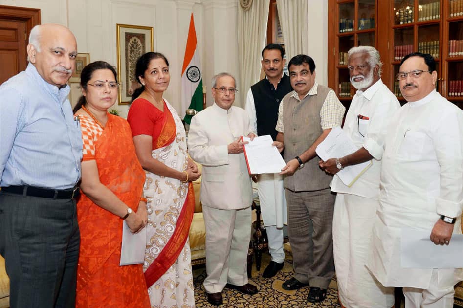 President Pranab Mukherjee meets a delegation of BJP leaders led by Nitin Gadkari, Minister of Road Transport Highways & Shipping at Rashtrapati Bhavan.