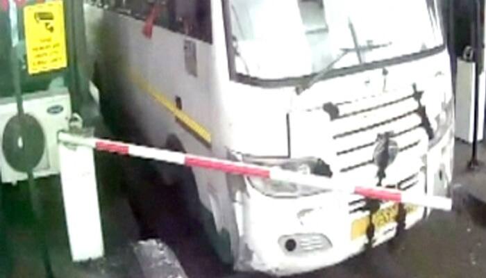 SHOCKING! Driver refuses to pay toll, rams bus into Gurgaon toll, tries to crush manager