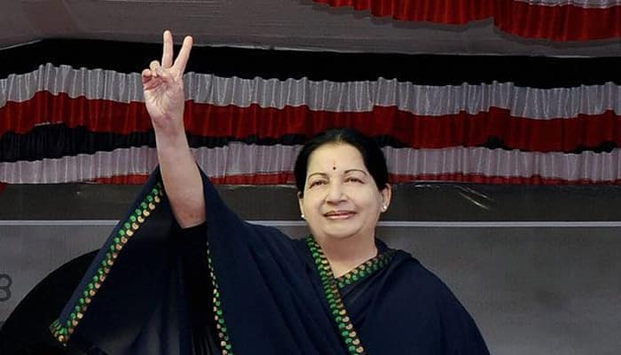 Jayalalithaa&#039;s swearing-in: Ardent fan of MGR, auto-driver charges just Re 1 for all rides to celebrate win - WATCH