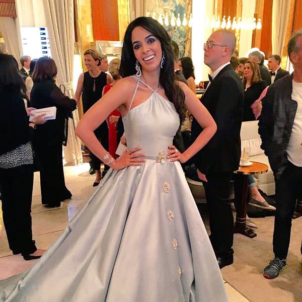 Minutes before the red carpet ! #Cannes2016 - Twitter@mallikasherawat