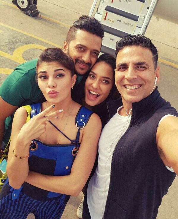 Namaskar Delhi...The #HouseFull3 Gang is all ready to sizzle in your city...but 1st #LetMeTakeASelfie - Twitter@akshaykumar