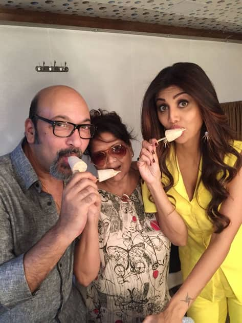 Melting @the shoot,so @M_Contractor,Latika(my hairdresser who thinks it's sunny even in the van)chilling with Kulfi- twitter@TheShilpaShetty