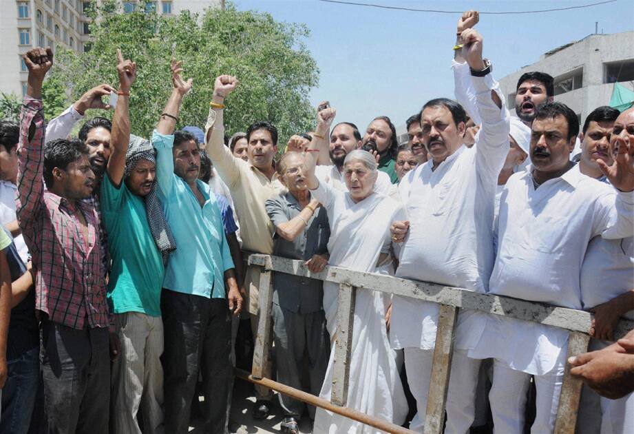 BJP Rajya Sabha member from Punjab, Shwet Malik and BJP Seinor Leader Laxmi Kanta Chawla along with shopkeepers protest against the installation of bollards near Golden Temple in Amritsar.
