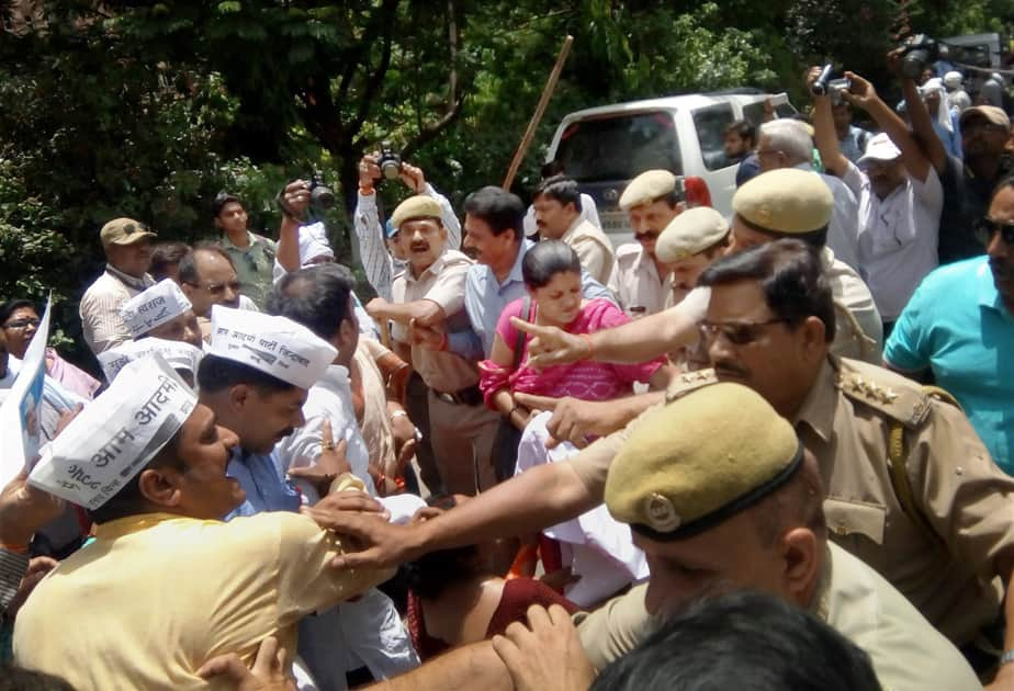 Police intervenes as AAP volunteers clash with the BHU students in Varanasi.
