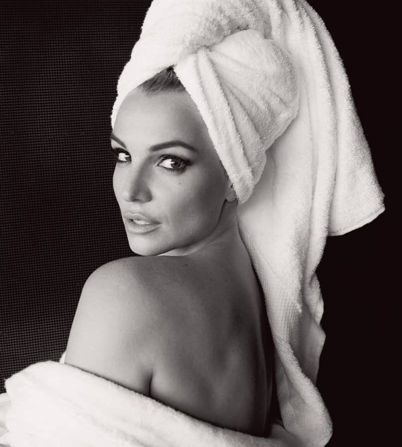 V Magazine ‏@vmagazine  :- For #TowelDay we look to @MarioTestino's towel series with @BritneySpears and more: http://trib.al/mIIUQuF -twitter