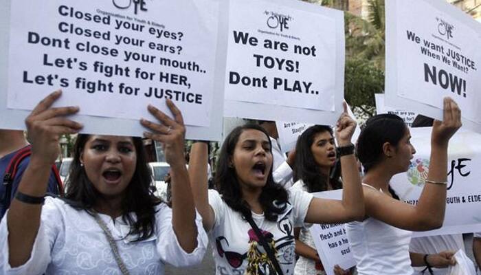 Arvind Kejriwal meets Delhi rape victim at AIIMS, raises statehood issue