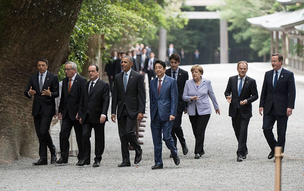 Japanese Prime Minister Shinzo Abe, walks along with leaders of Group of Seven industrial nations, from left, Italian Prime Minister Matteo Renzi, European Commission President Jean-Claude Juncker, French President Francois Hollande, US President Barack Obama, Abe, Canadian Prime Minister Justin Trudeau, German Chancellor Angela Merkel, European Council President Donald Tusk and British Prime Minister David Cameron, as they visit Ise-Jingu shrine in Ise, Mie prefecture, Japan.