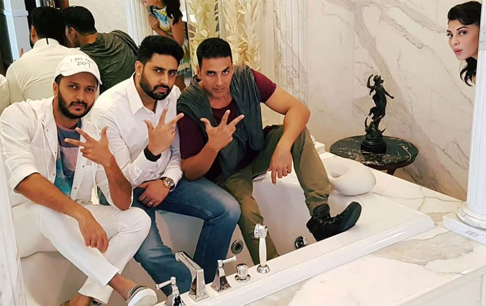 Doin what the #Housefull3 Boyz do best! Chillin, in the Tub Photobombed by the one and only? #1WeekToGo Twitter@akshaykumar