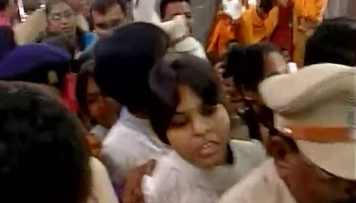 Opposing &#039;dadagiri&#039; of priests, Trupti Desai, &#039;Bhumata Brigade&#039; activists enter Kapaleshwar Mandir in Nashik