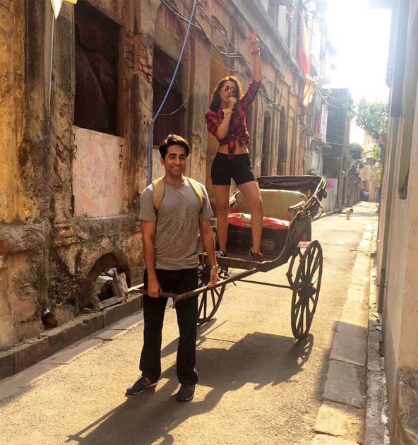  Bindu and Abhimanyu's joyride in the City of Joy!! Hahah. #MeriPyaariBindu @ayushmannk- twitter@ParineetiChopra