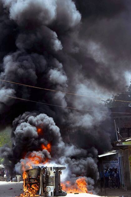 Protesters set on fire the pilot vehicle of former Bihar CM Jitan Ram Manjhis convoy in Gaya.