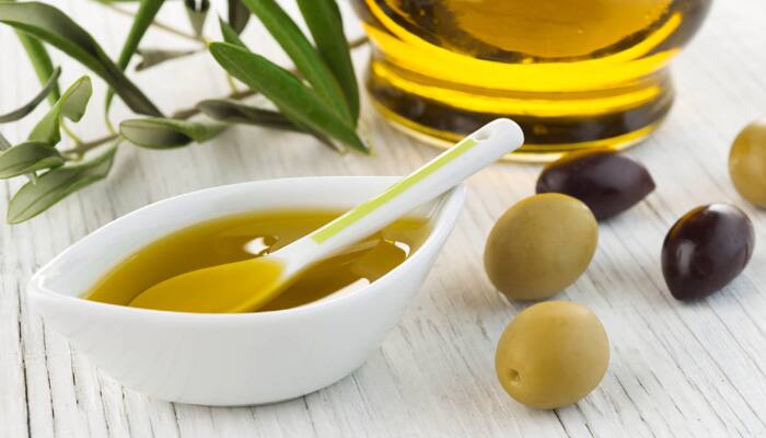 The anti-inflammatory and antioxidant properties in olive oil help reduce inflammation and shrink the size of swollen blood vessels in the anal canal. Include one teaspoon of olive oil in your diet daily.
