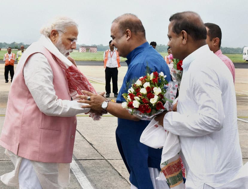 Prime Minister Narendra Modi being received on his arrival, at Guwahati Airport.