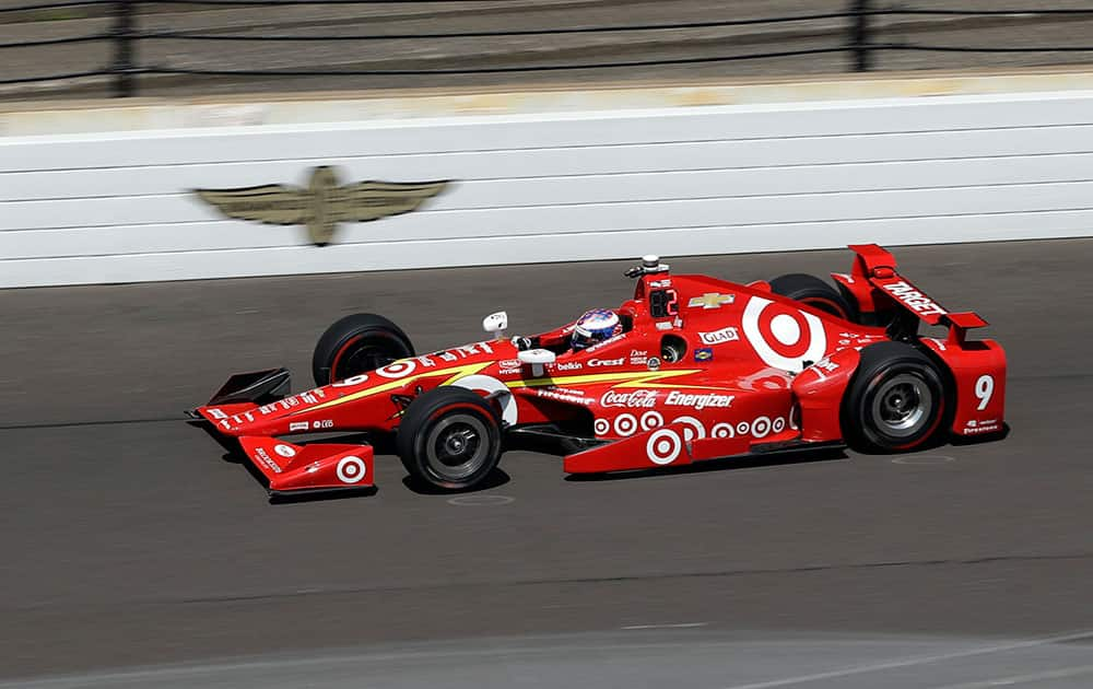 Scott Dixon, of New Zealand, enters the first turn during the final practice session for the Indianapolis 500 auto race at Indianapolis Motor Speedway in Indianapolis.