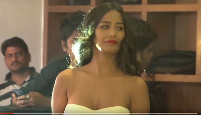 IPL VIDEO: This is how Poonam Pandey showered love on RCB skipper Virat Kohli