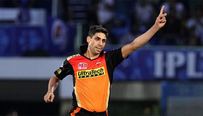 IPL 9: How &#039;injured&#039; Ashish Nehra is helping SunRisers Hyderabad bowlers!