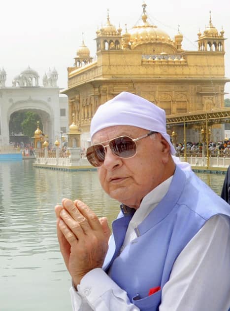 Former Union Minister and National Conference President Farooq Abdullah paying obeisance at Golden Temple in Amritsar.