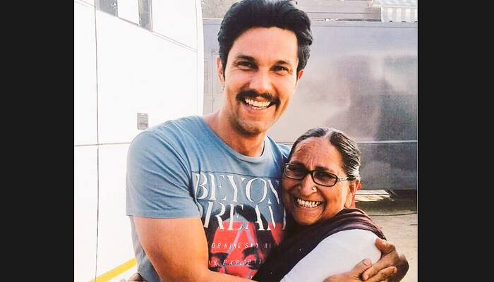 Adorable! When &#039;Sarbjit&#039; Randeep Hooda met &#039;real/reel&#039; sister Dalbir Kaur! – See pic