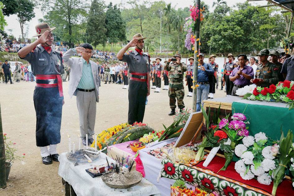 Chief Minister of Arunachal Pradesh Kalikho Pul paying homage to Late Havildar Hangpan Dada at Borduria in Tirap district.
