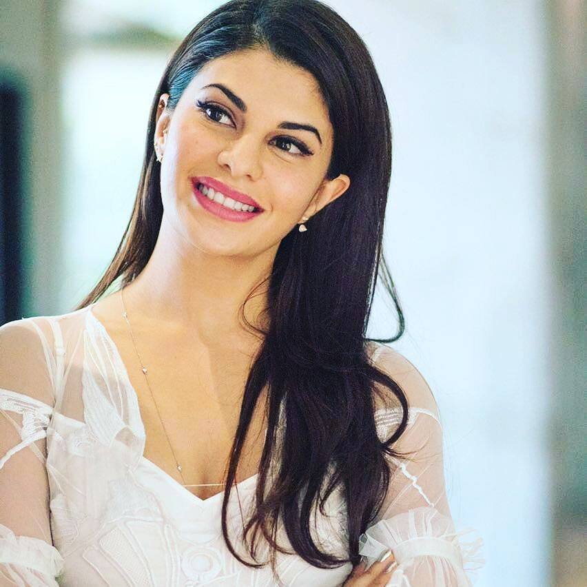 Jacqueline Fernandez ‏@Asli_Jacqueline  :- Thank you #ahmedabad ❤❤❤ had the yummiest meal at Gordhan Thal with #houseful3 family!! -twitter