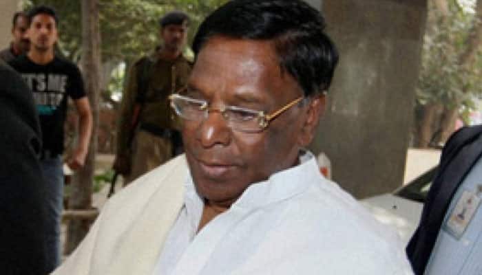 CLP leader Narayanasamy meets Kiran Bedi, stakes claim to form government in Puducherry