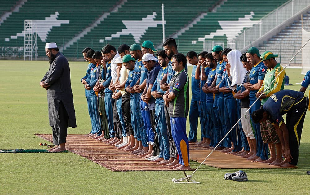 Pakistans chief cricket selector Inzamam-ul-Haq, left, leads prayers during a skill camp at Gadaffi stadium in Lahore, Pakistan.