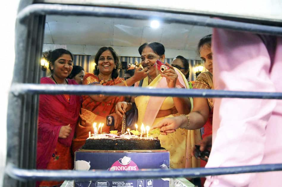 Commuters celebrate the 86th birthday of Deccan Queen train at CST.
