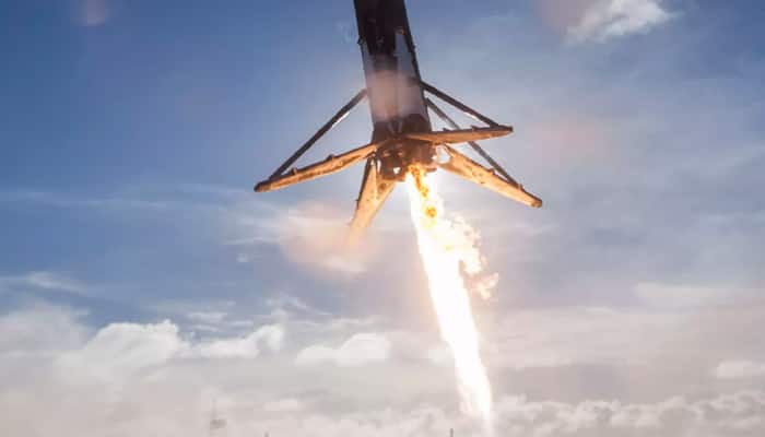 Must watch - Mind-blowing footage of SpaceX&#039;s Falcon 9 landing on droneship!