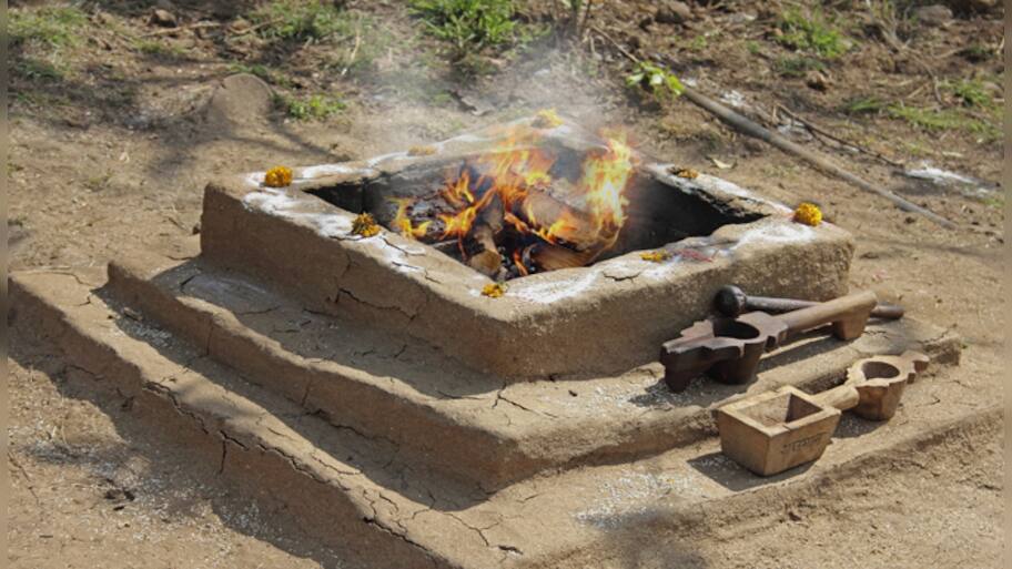 Know the importance of 'Hawan'-- Fire worship! | And More ... News ...