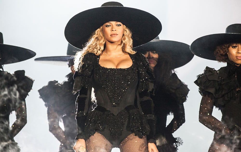 Beyonce performs at Lincoln Financial Field in Philadelphia Beyonce performs during the Formation World Tour at Lincoln Financial Field in Philadelphia.