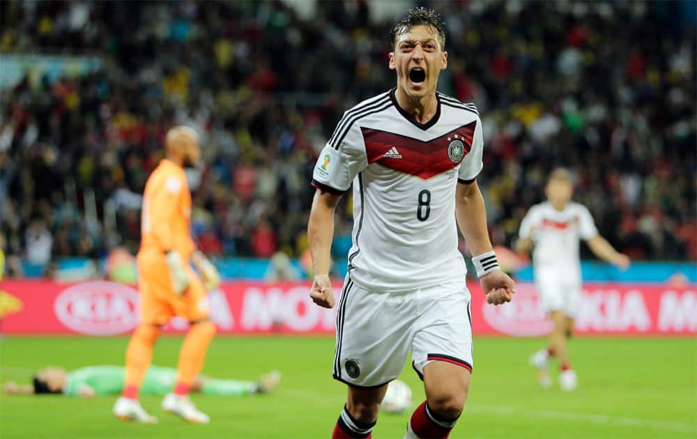 Mesut Ozil: The German believes in effective and efficient passing and will definitely chip in with his fair share of goals and assists from attacking midfield.