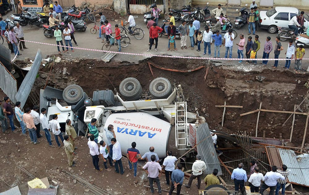 A cement mixer truck overturns at a construction site in Karad, Maharashtra A cement mixer truck overturns at a construction site in Karad, Maharashtra