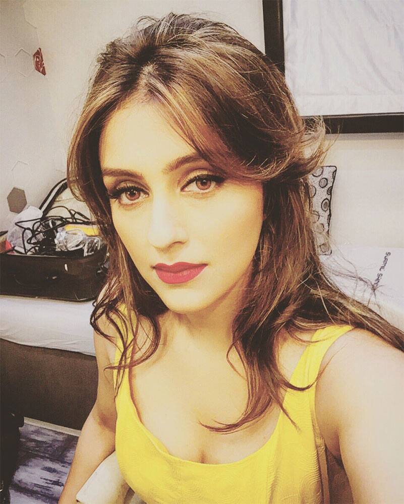 Aarti Chabria ‏@aartichabria  :- #onset #vanityvanselfie #ComedyNightsBachao #mumbai #Bollywood #GreenRoom in my favourite yellow dress #roasted -twitter