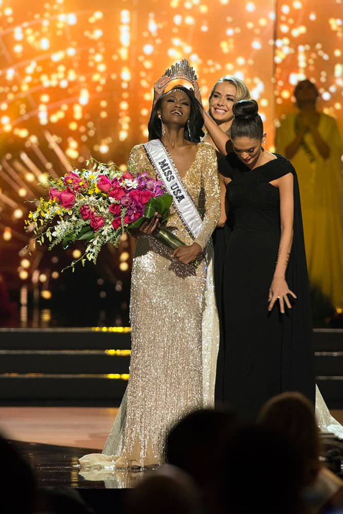 Army Reserve officer Deshauna Barber crowned Miss USA 2016