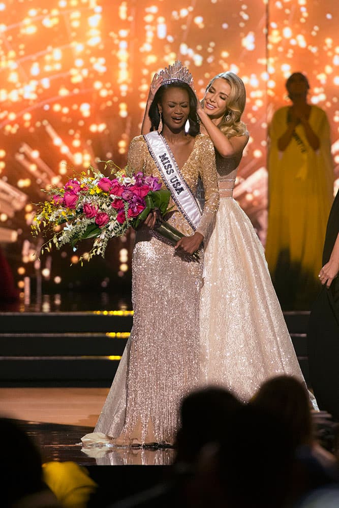 Army Reserve officer Deshauna Barber crowned Miss USA 2016