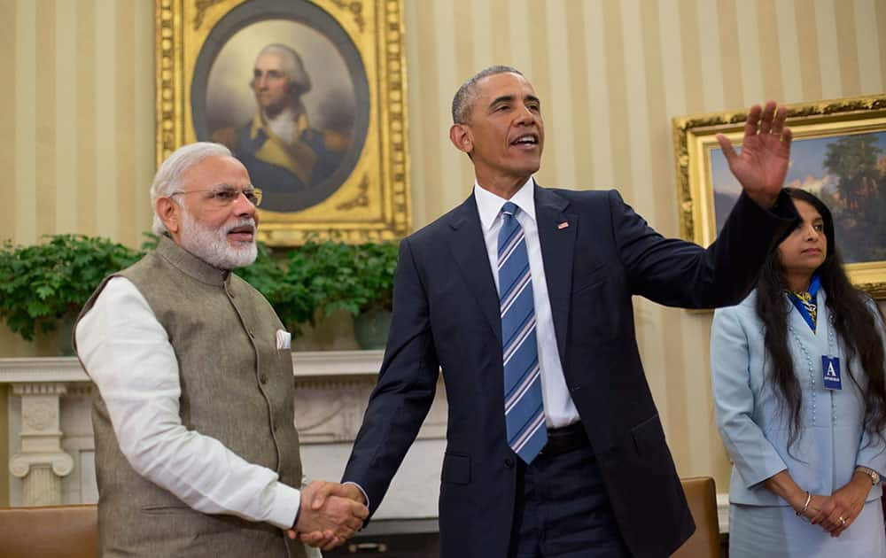 President Barack Obama and Prime Minister India Narendra Modi shake hands in the Oval Office