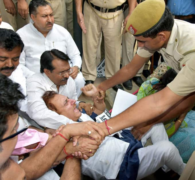 Protest in front of Delhi CMs residence