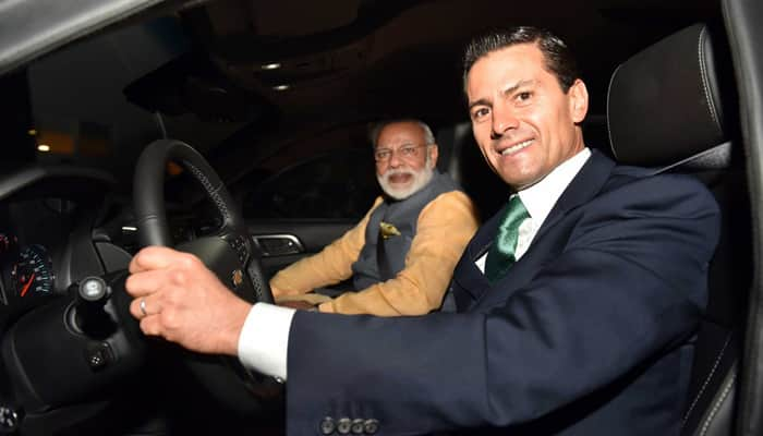 See who&#039;s driving PM Narendra Modi to a restaurant – it&#039;s the Mexican President!