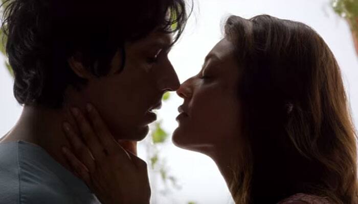 &#039;Do Lafzon Ki Kahani&#039; movie review: A sentimental film that will woo a romantic!