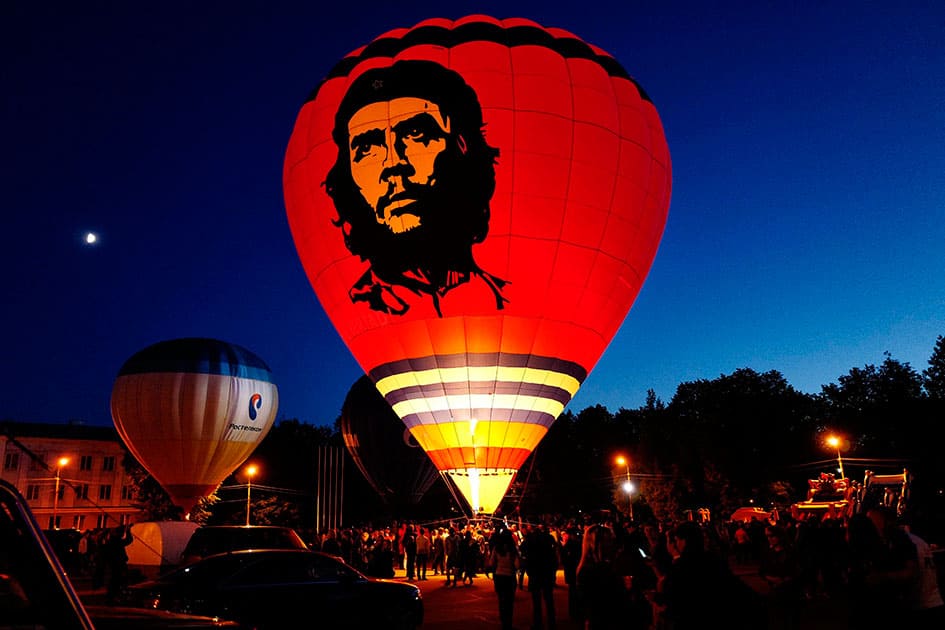 A hot air balloon with the the image of Argentine revolutionary Che Guevara