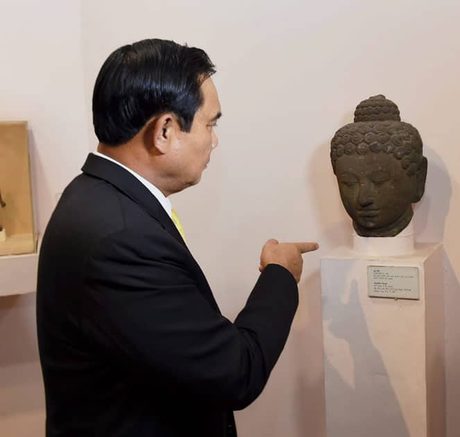 Prime Minister of Thailand admires a sculpture in the Buddhist Art Galley section 