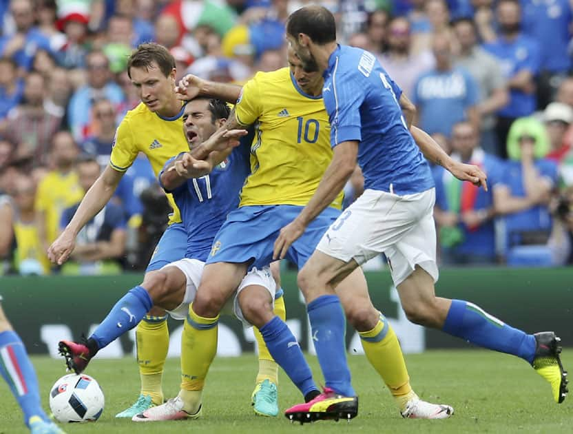 Italy's Eder, second from left, is challenged by Sweden's Zlatan Ibrahimovic