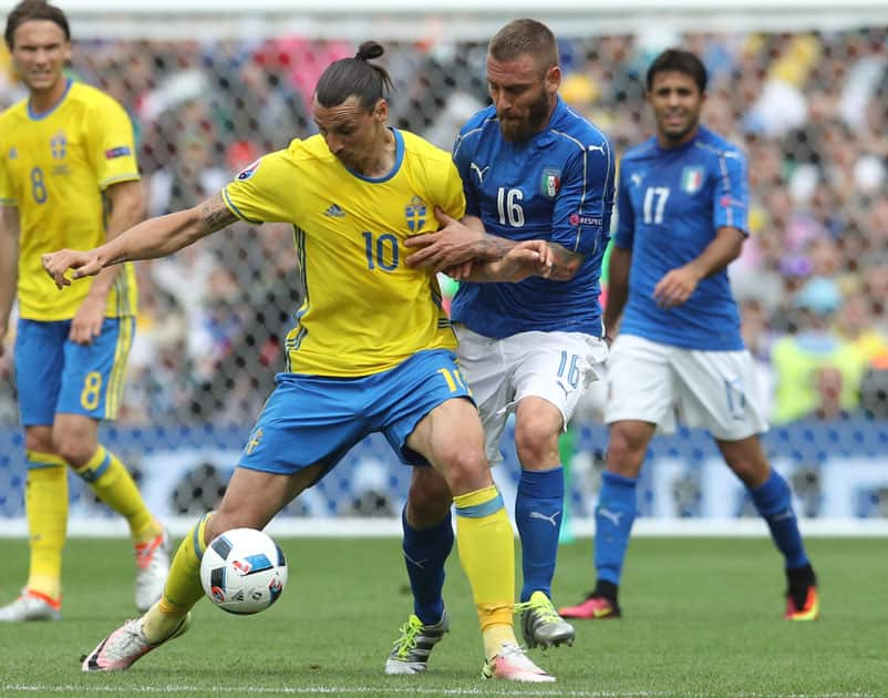 Sweden's Zlatan Ibrahimovic, left, is challenged by Italy's Daniele De Rossi