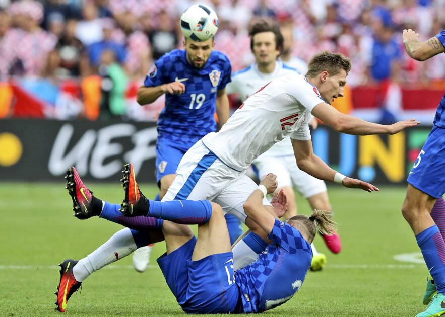 Milan Skoda falls over Croatia's Domagoj Vida vie for the ball