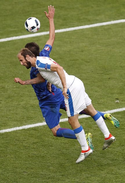  Ivan Rakitic, left, and Roman Hubnik challenge