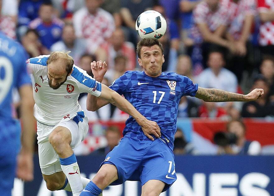  Roman Hubnik, left, and Mario Mandzukic vie for the ball