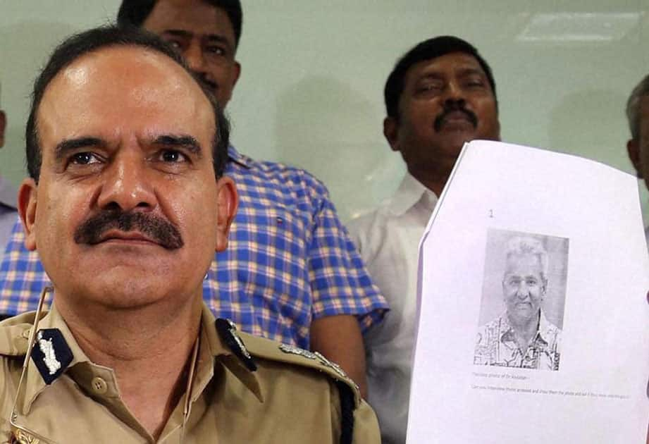 Senior Police Officer shows the sketch of Abdulla