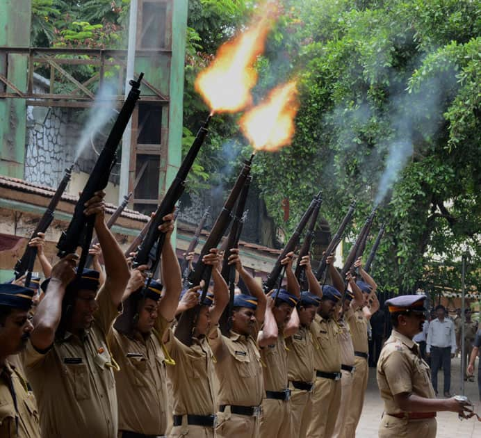 Police personnel pay tributes