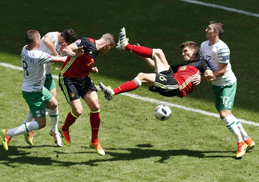 Ireland's Stephen Ward, right, and Belgium's Thomas Meunier, 2nd right, challenge for the ball